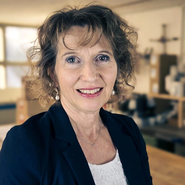 Portrait von Lilian Stierli die das Backoffice vom Handwerkbetrieb in der Region Magden erledigt