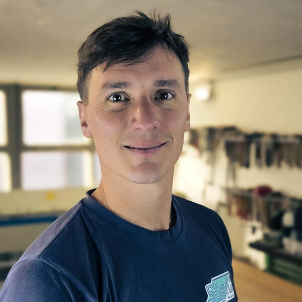 Portrait von Sebastian Cuina der als Handwerker im Fricktal unterwegs ist.